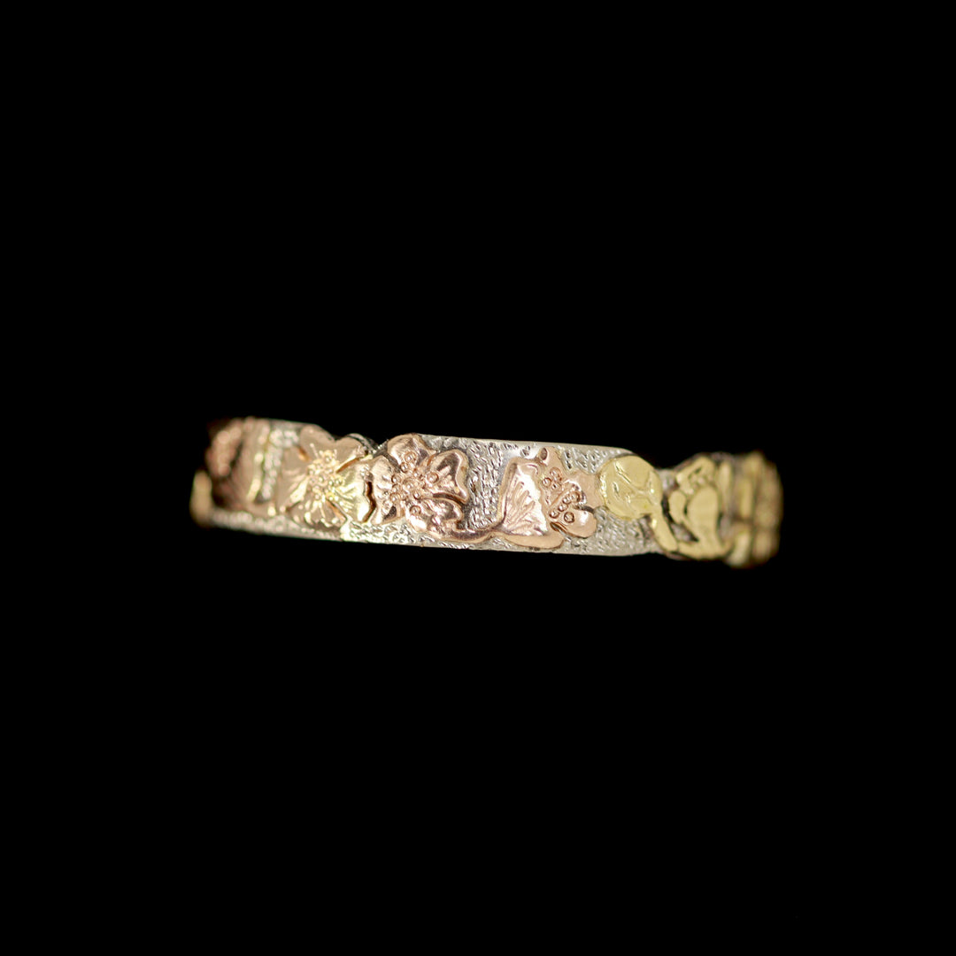 18ct Running Hare Ring