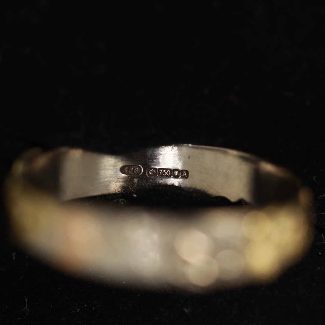 18ct Running Hare Ring